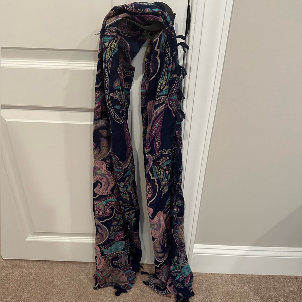 Paisley design scarf with tassles